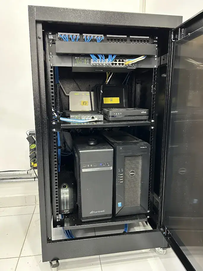 Rack de rede organizado com cabeamento estruturado Cat6 em São Paulo