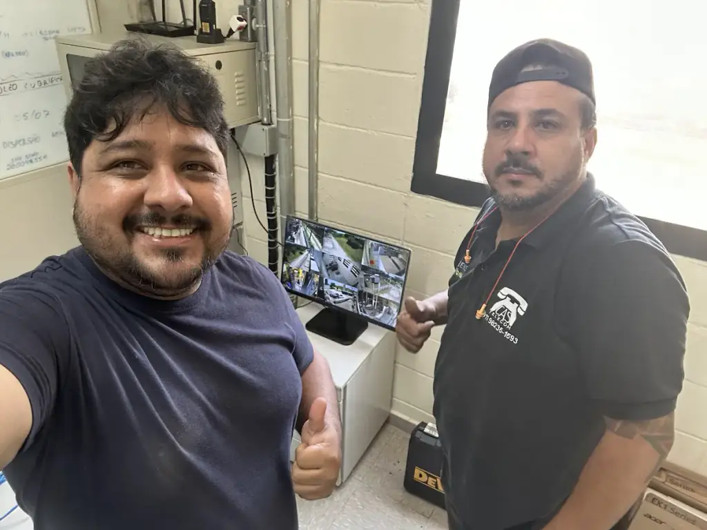 Técnico instalando sistema de CFTV com câmeras de segurança em SP