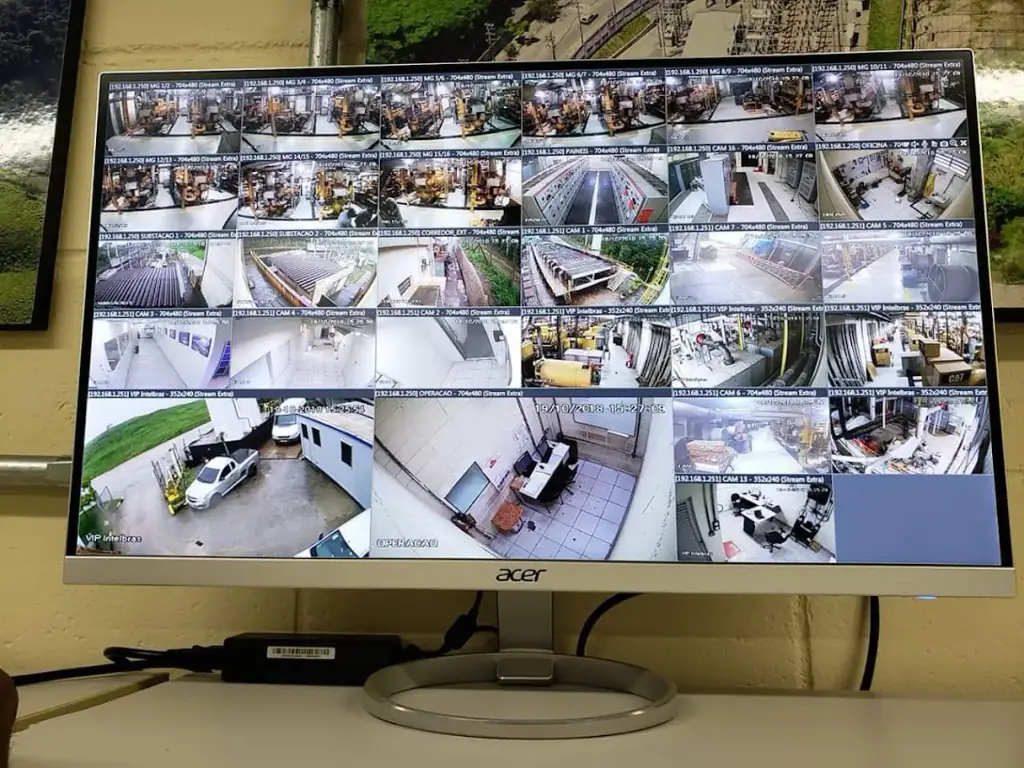 Gravador NVR com múltiplas câmeras em central de monitoramento em SP